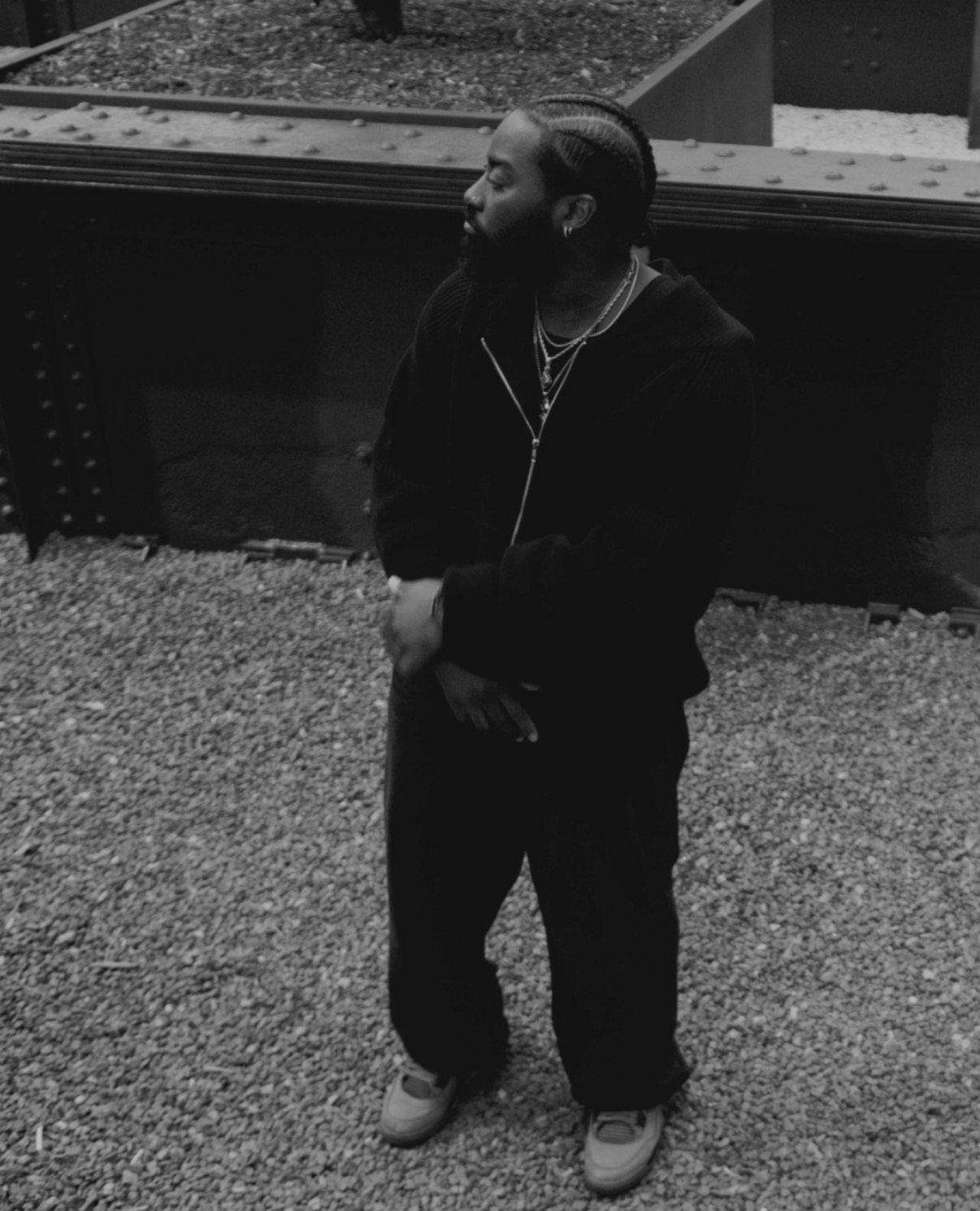 Vlour - all black look full body B&W